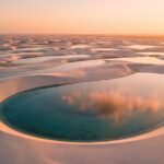Vista aerea das dunas brancas e da lagoa azul turquesa dos Lencois Maranhenses ao entardecer