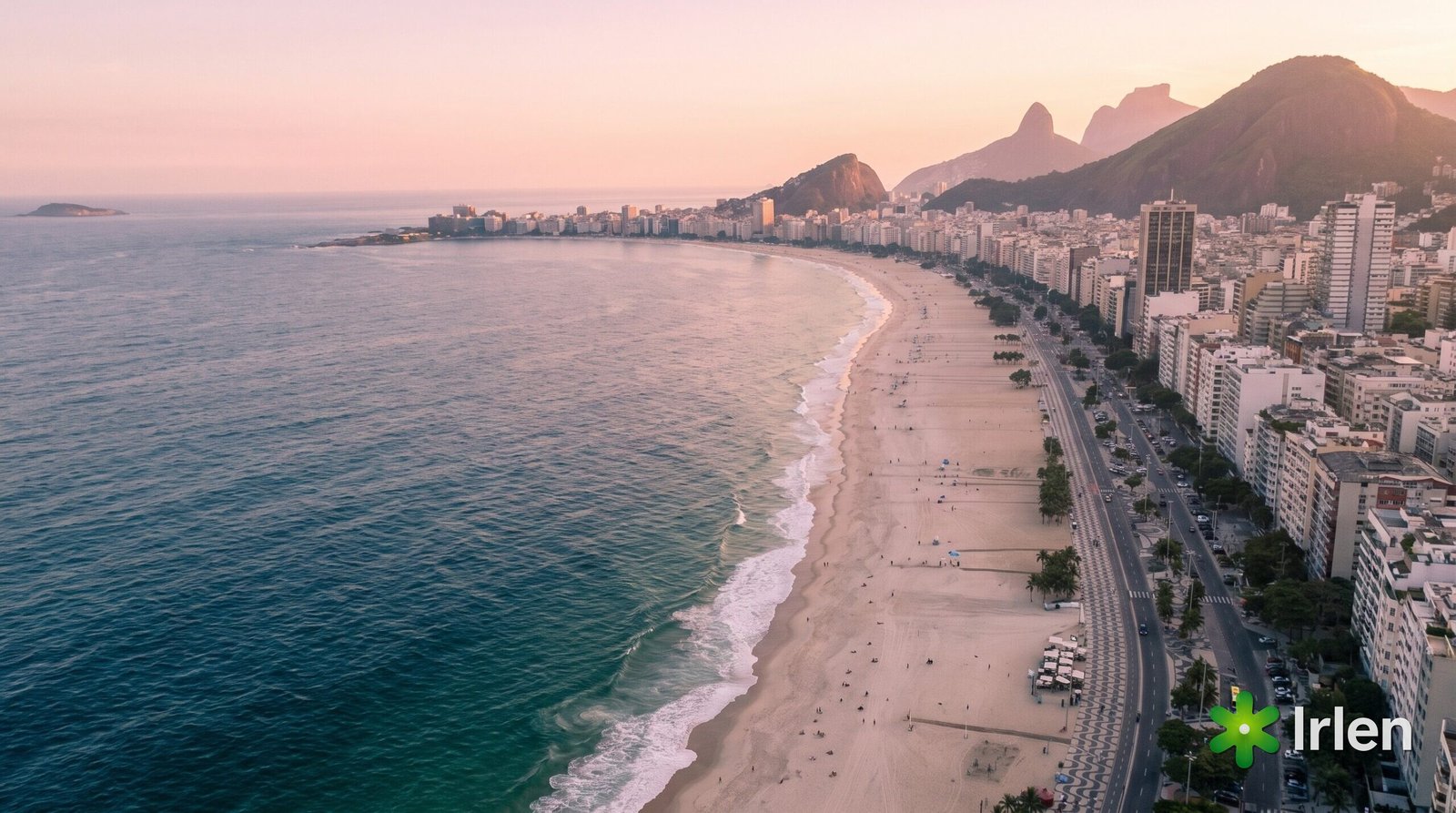 Vista aérea de Copacabana ao amanhecer