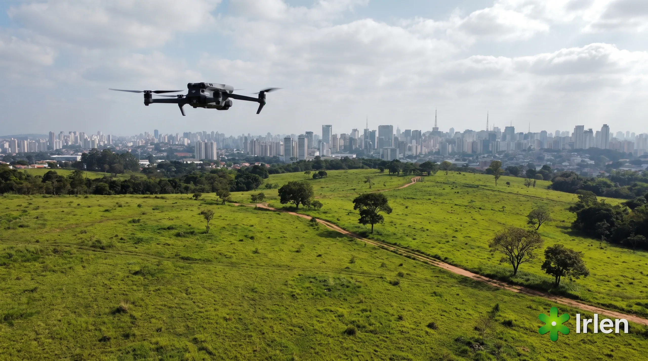 Drone DJI-style voando sobre uma area aberta de Sao Paulo com a linha de predios ao longe