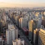 Vista aerea da linha do horizonte de Sao Paulo com os arranha-ceus ao entardecer