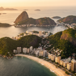 Vista aerea do Pao de Acucar, da baia de Guanabara e da orla do Rio de Janeiro