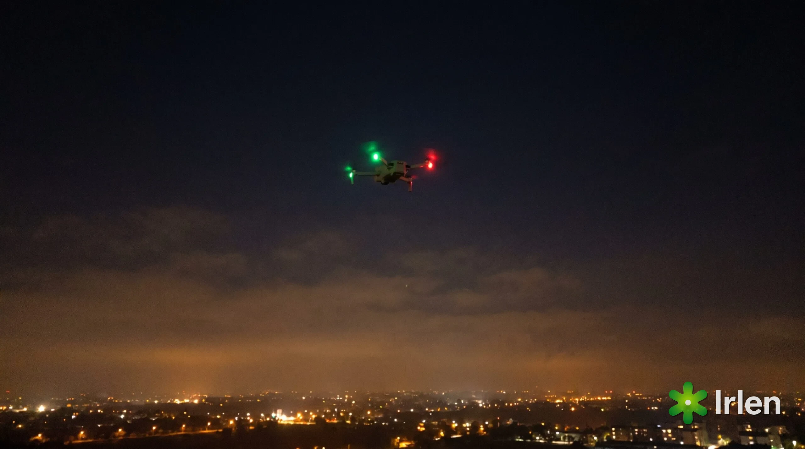 Drone com LEDs verde e vermelho piscando no ceu noturno, mostrando como reconhecer um drone a noite