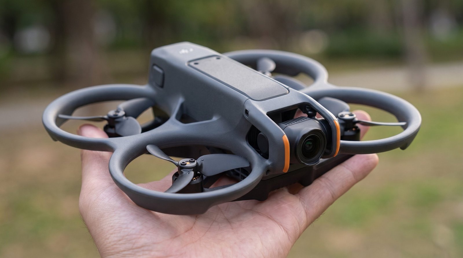 DJI Avata 2 pousado na mao, detalhe da gaiola de protecao das helices