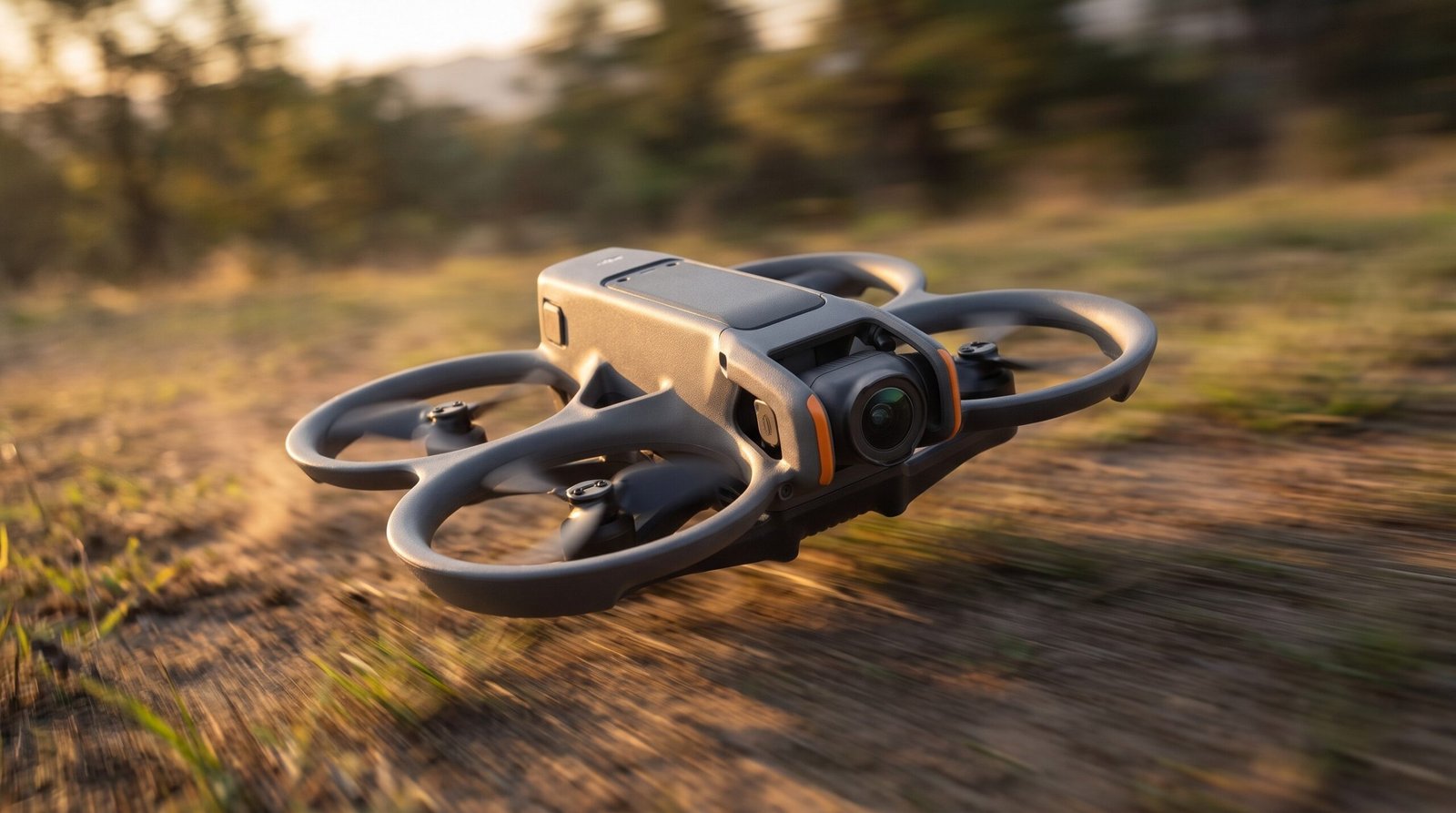 DJI Avata 2, o cinewhoop tradicional da linha, em voo de proximidade ao entardecer