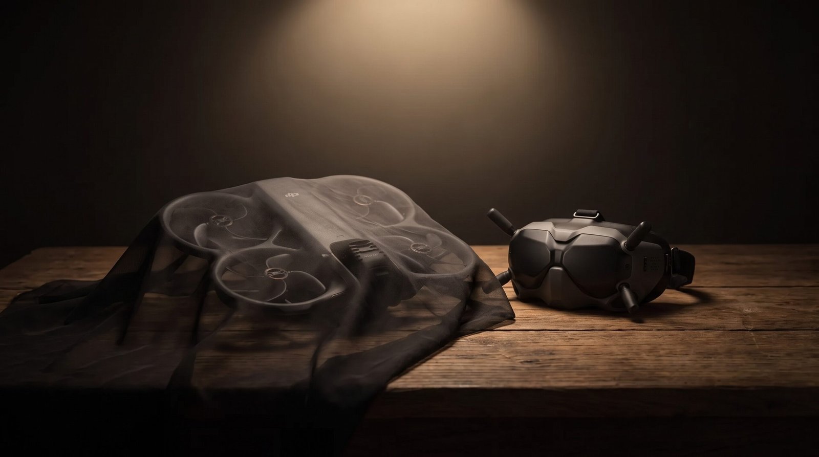 Oculos FPV e drone pequeno parcialmente cobertos por um tecido