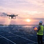 Drone de inspecao sobrevoando telhado solar ao anoitecer com termografia no tablet