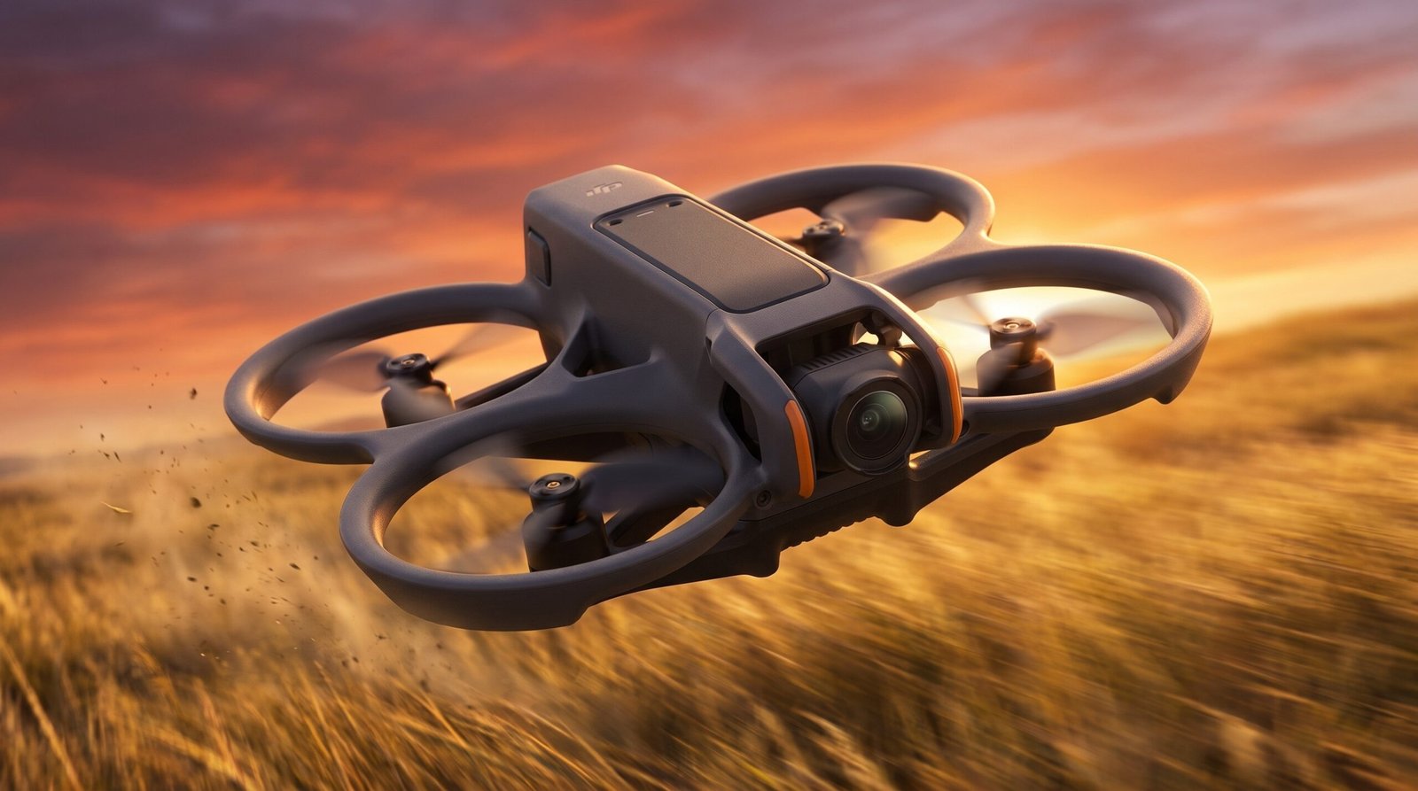 DJI Avata 2 em voo de proximidade ao entardecer, helices protegidas pela gaiola