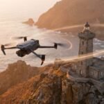 Drone DJI-style voando em trajetoria circular ao redor de um farol na costa ao entardecer