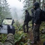 Equipe de busca e salvamento em encosta de mata com controle de drone
