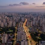 Vista aerea de uma cidade brasileira ao anoitecer
