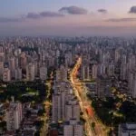 Vista aerea de uma cidade brasileira ao anoitecer