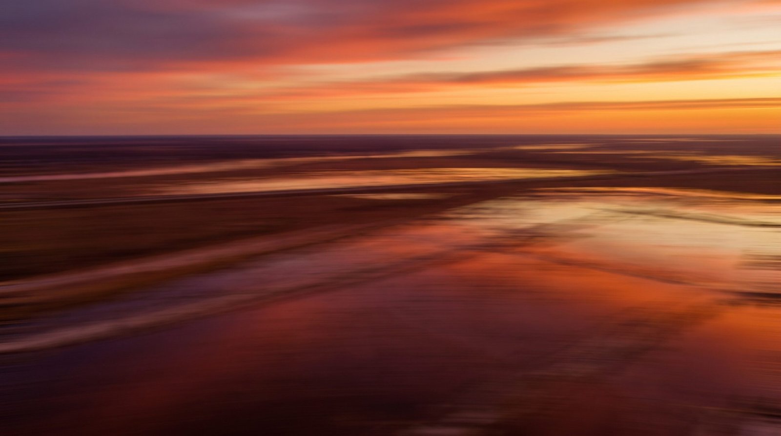 Paisagem aerea abstrata com faixas horizontais de borrao de movimento em cores de por do sol