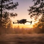 Drone DJI-style em voo rapido contra o por do sol com faixas de borrao de movimento ao fundo