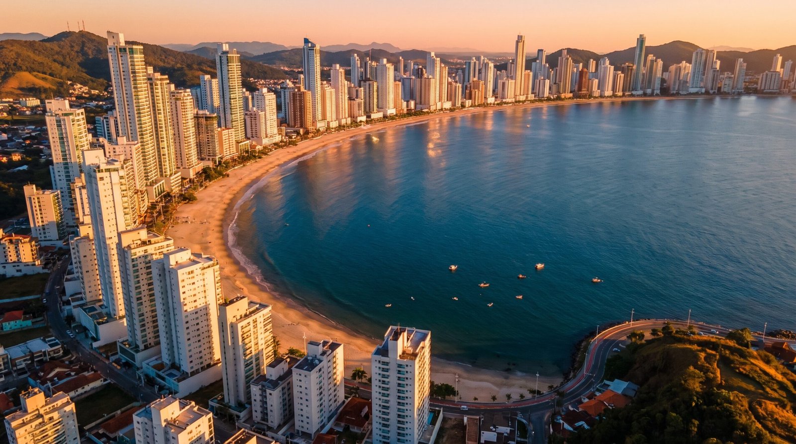 Foto aerea dos arranha-ceus e da praia de Balneario Camboriu ao entardecer