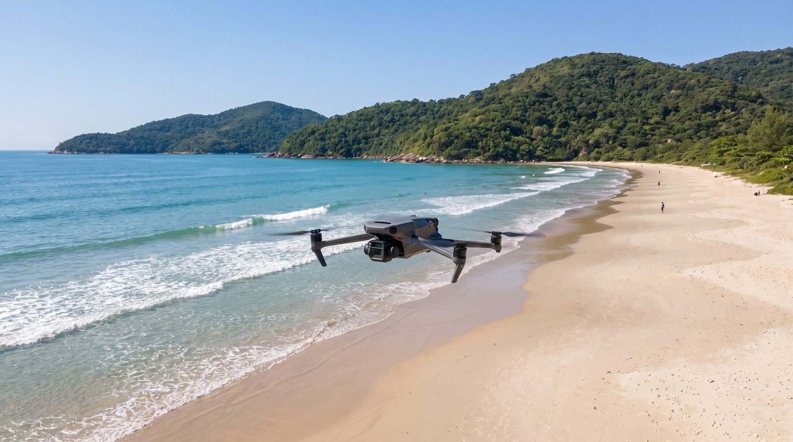 Drone DJI-style voando sobre uma praia mais deserta ao sul de Balneario Camboriu