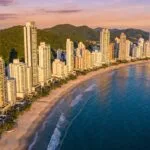 Vista aerea do skyline de arranha-ceus e da praia de Balneario Camboriu ao entardecer