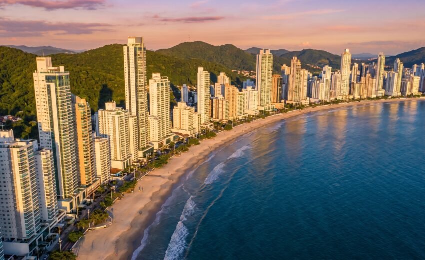 Pode voar drone em Balneário Camboriú? Regras e onde pode (2026)