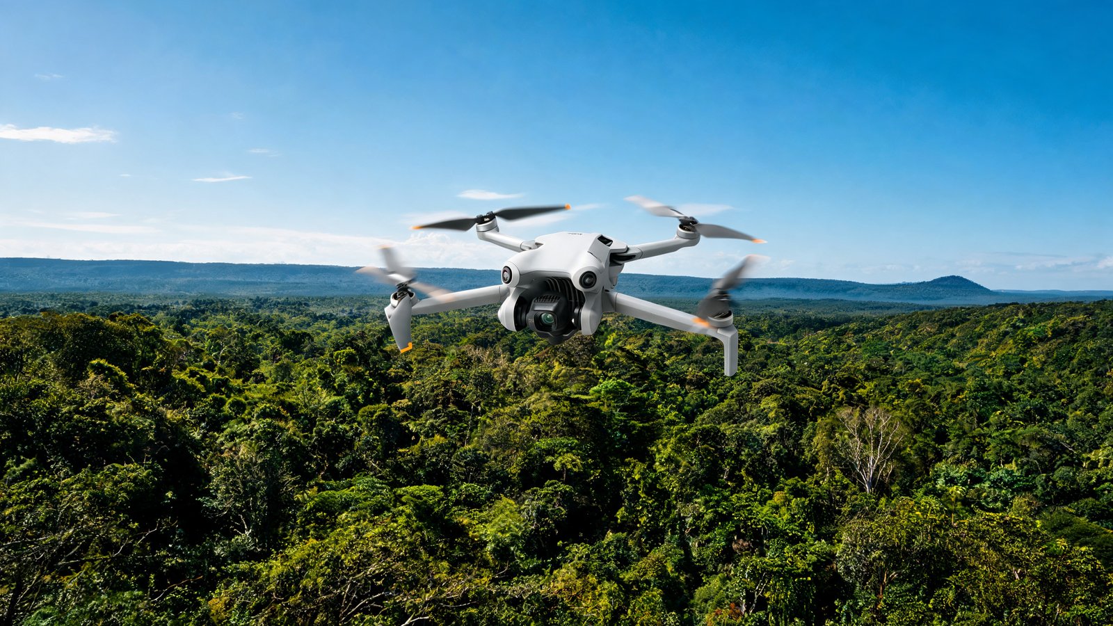 Drone DJI-style voando sobre a mata da Serra da Bodoquena perto de Bonito
