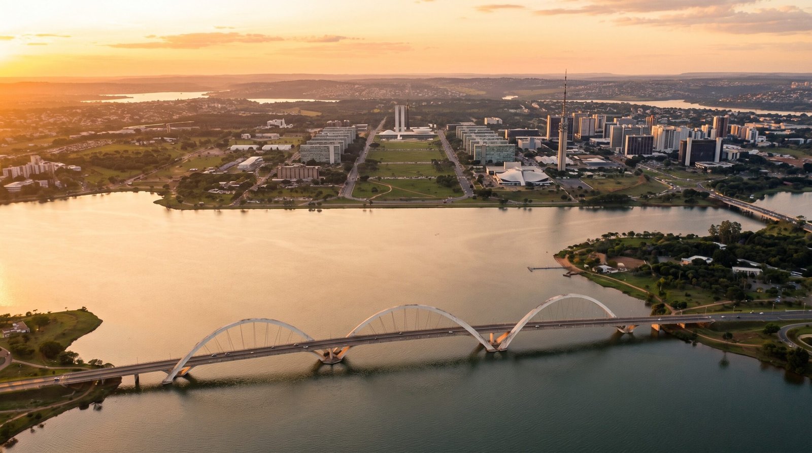 Foto aerea do Lago Paranoa e da Ponte JK em Brasilia ao entardecer