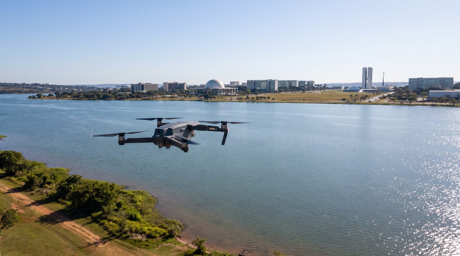 Drone DJI-style voando na orla do Lago Paranoa em Brasilia, longe do nucleo civico