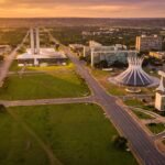 Vista aerea do Eixo Monumental e dos predios modernistas de Brasilia ao entardecer