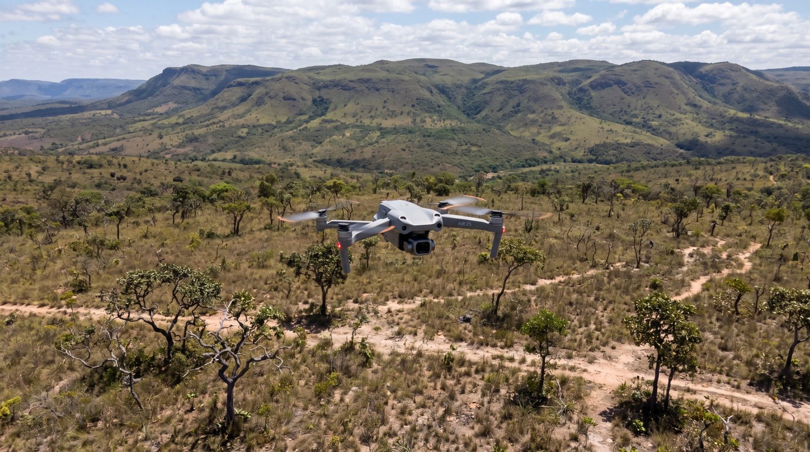 Drone DJI-style voando sobre o cerrado perto da Serra de Caldas, fora do parque
