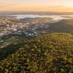 Vista aerea da Serra de Caldas e da cidade de Caldas Novas ao entardecer