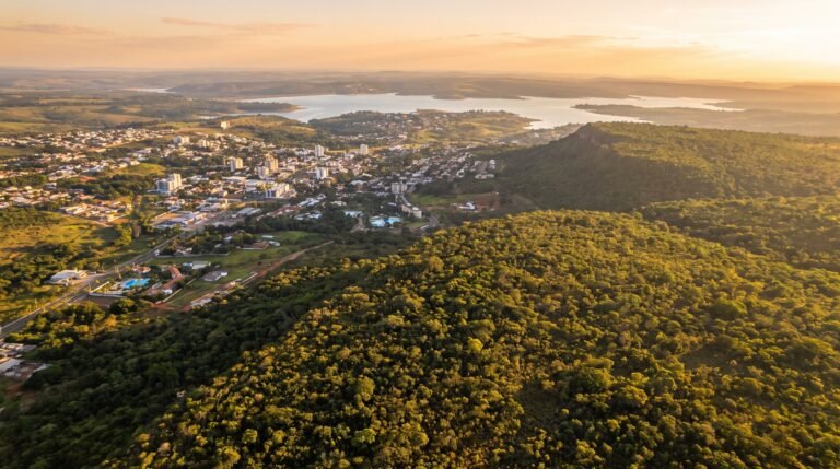 Vista aerea da Serra de Caldas e da cidade de Caldas Novas ao entardecer