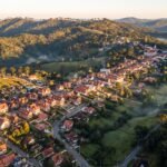 Vista aerea das montanhas com araucarias e da cidade de Campos do Jordao ao entardecer