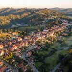 Vista aerea das montanhas com araucarias e da cidade de Campos do Jordao ao entardecer