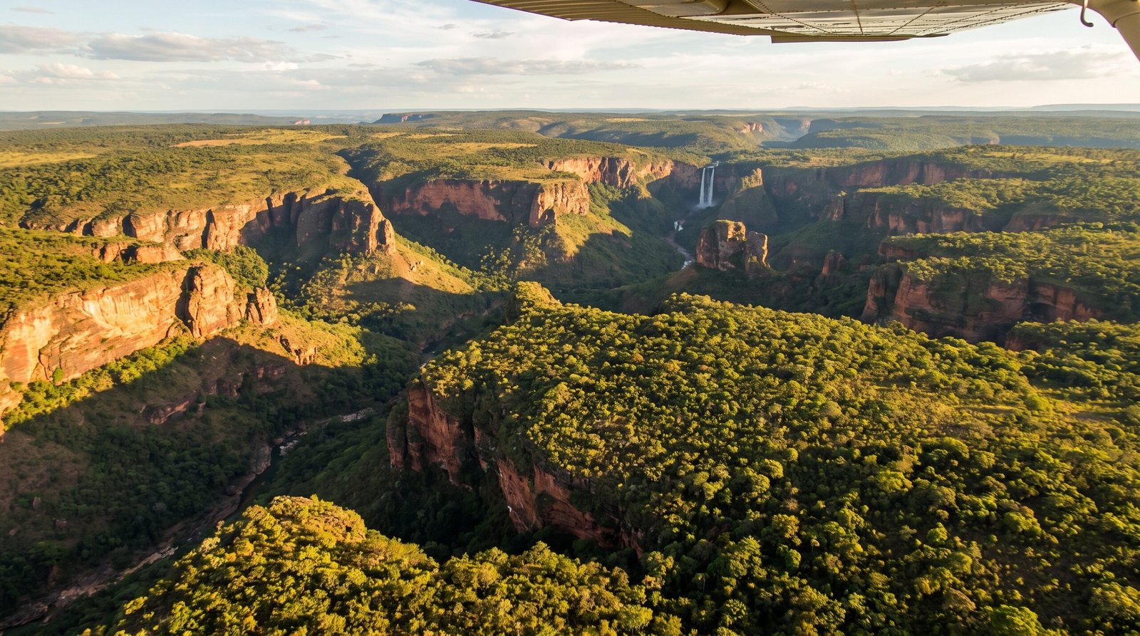 Foto aerea dos paredoes de arenito e do cerrado da Chapada dos Guimaraes ao entardecer