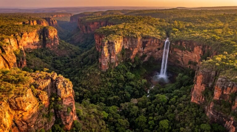 Vista aerea dos paredoes de arenito e do Veu de Noiva na Chapada dos Guimaraes ao entardecer