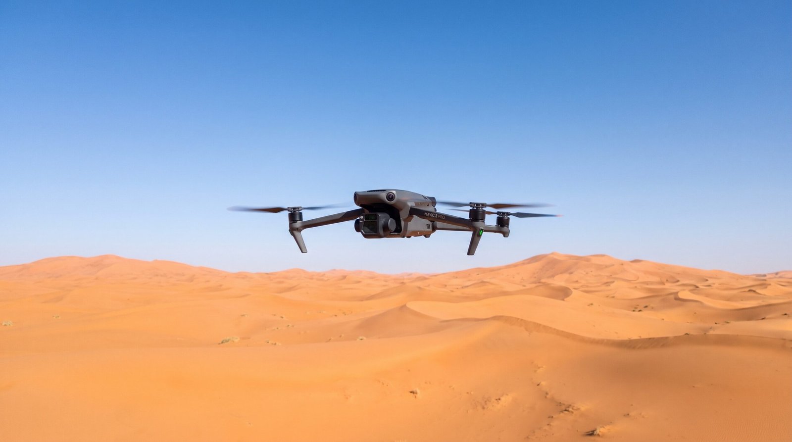 Drone DJI-style voando sobre dunas abertas do deserto, longe da cidade