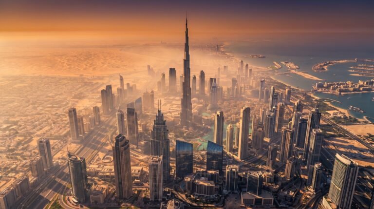 Vista aerea do skyline de Dubai ao entardecer com o deserto ao fundo