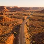 Vista aerea de uma estrada no deserto do sudoeste dos Estados Unidos ao amanhecer