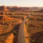 Vista aerea de uma estrada no deserto do sudoeste dos Estados Unidos ao amanhecer