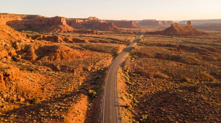 Vista aerea de uma estrada no deserto do sudoeste dos Estados Unidos ao amanhecer