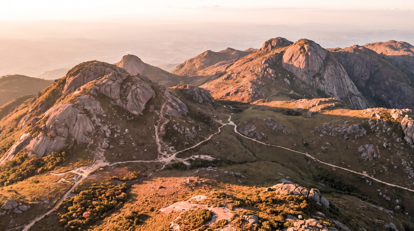 Foto aerea dos campos de altitude e domos de granito do Itatiaia ao entardecer