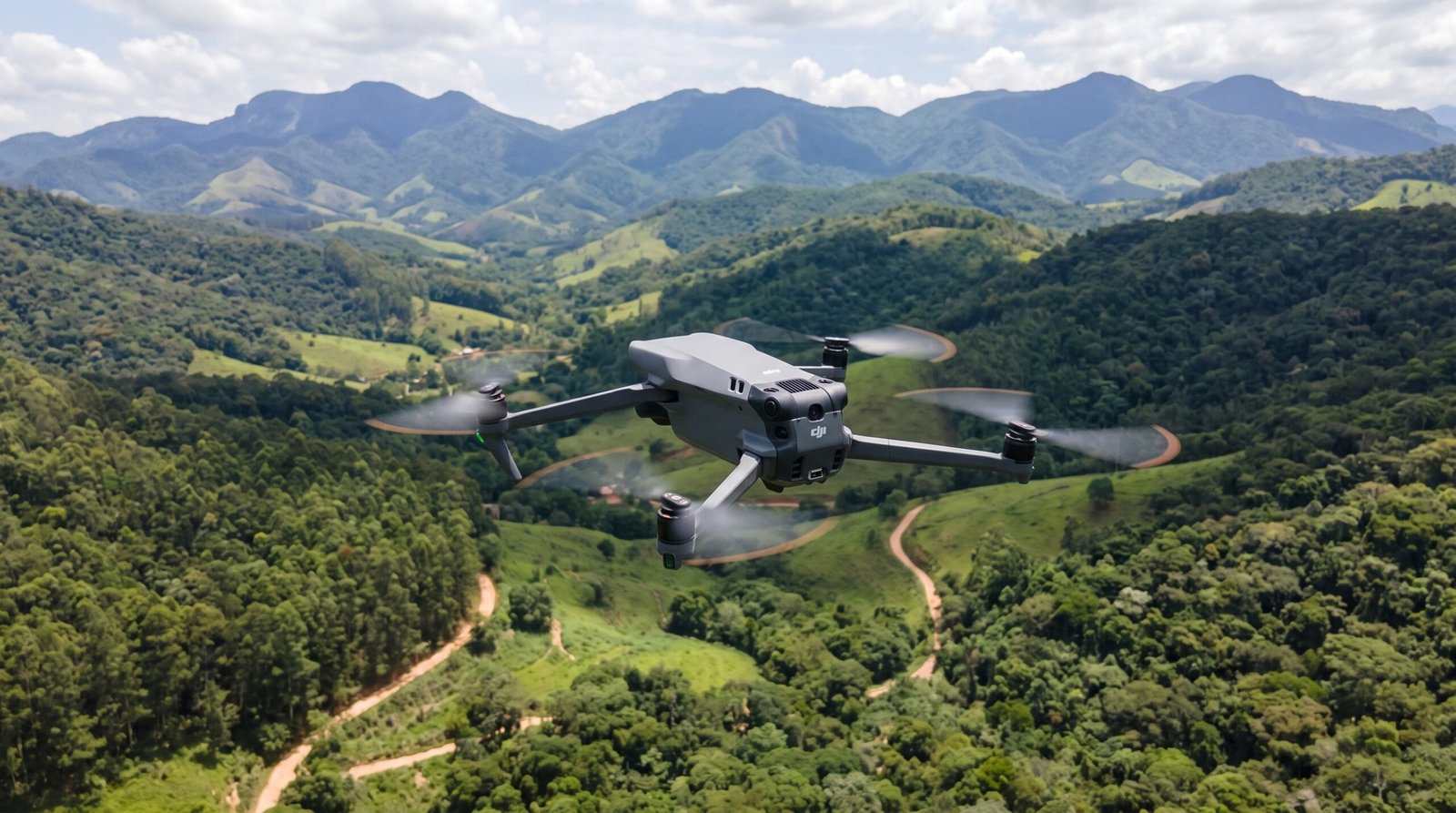 Drone DJI-style voando no entorno de Visconde de Maua com a Mantiqueira ao fundo