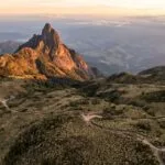 Vista aerea dos campos de altitude e picos do Parque Nacional do Itatiaia ao entardecer