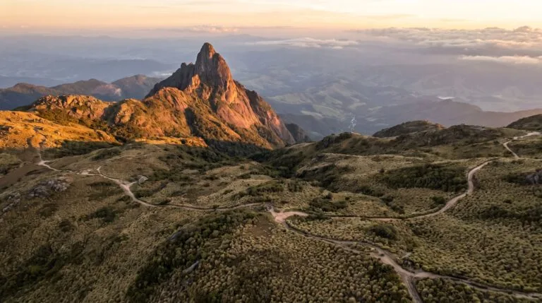 Vista aerea dos campos de altitude e picos do Parque Nacional do Itatiaia ao entardecer