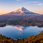 Vista aerea do Monte Fuji no Japao ao amanhecer com lago e floresta