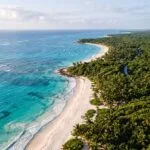 Vista aerea da costa da Riviera Maya no Mexico com agua turquesa e selva