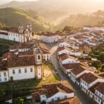 Vista aerea do casario colonial e das igrejas barrocas de Ouro Preto ao entardecer