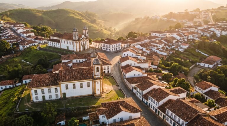 Vista aerea do casario colonial e das igrejas barrocas de Ouro Preto ao entardecer
