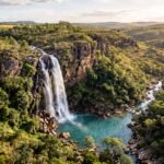 Vista aerea de uma cachoeira alta cercada de cerrado perto de Pirenopolis