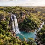 Vista aerea de uma cachoeira alta cercada de cerrado perto de Pirenopolis
