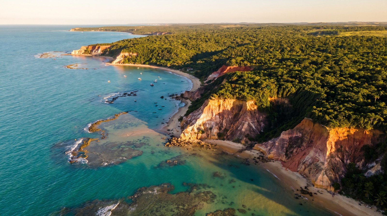 Foto aerea das falesias coloridas e do mar de uma praia perto de Trancoso