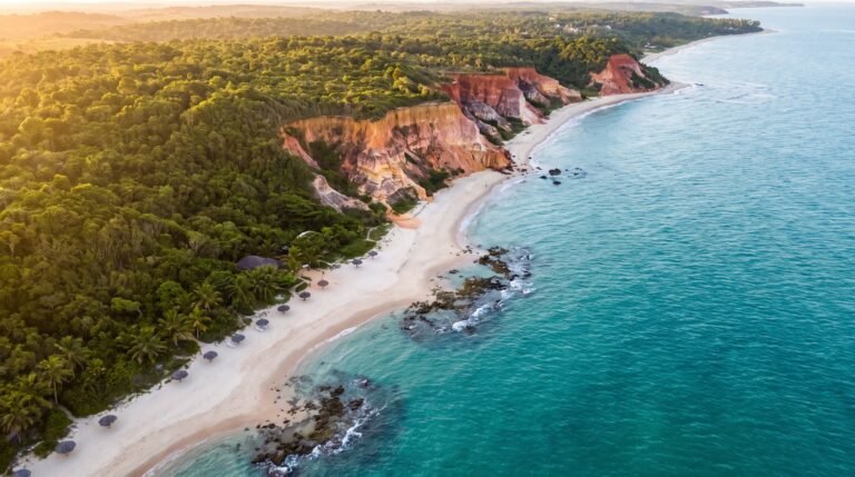 Vista aerea das falesias coloridas e do mar turquesa da Costa do Descobrimento ao entardecer