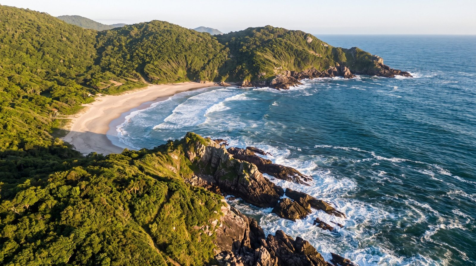 Foto aerea dos costoes e da arrebentacao no litoral sul de Santa Catarina